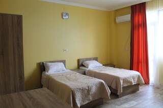 Отели типа «постель и завтрак» Family hotel Kakhaberi Трехместный номер с ванной комнатой-7