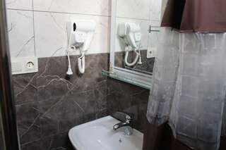Отели типа «постель и завтрак» Family hotel Kakhaberi Трехместный номер с ванной-10