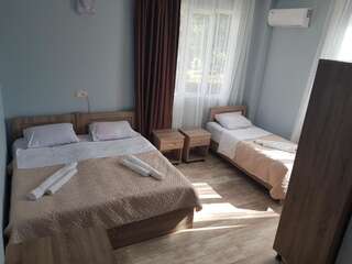 Отели типа «постель и завтрак» Family hotel Kakhaberi Трехместный номер с ванной-14