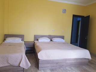 Отели типа «постель и завтрак» Family hotel Kakhaberi Трехместный номер с ванной комнатой-5